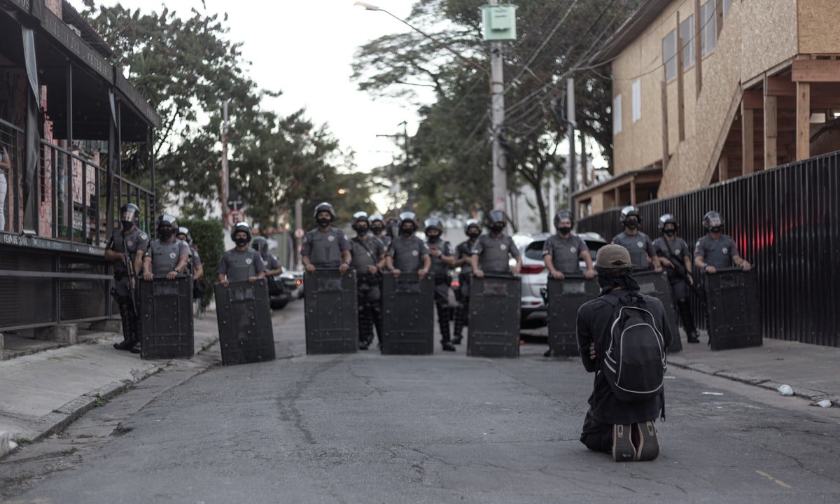 Guarda civil municipal em patrulhamento urbano, representando as oportunidades do concurso de Morada Nova CE