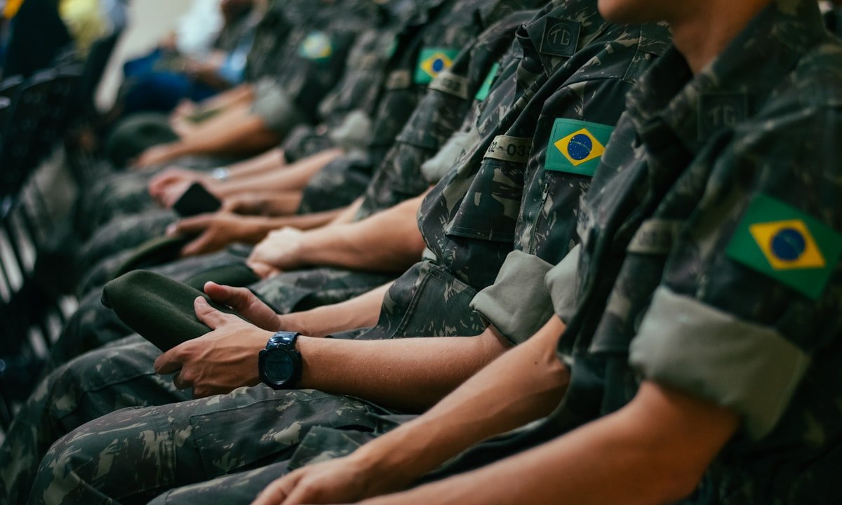 guarda municipal em patrulhamento urbano em cidade brasileira
