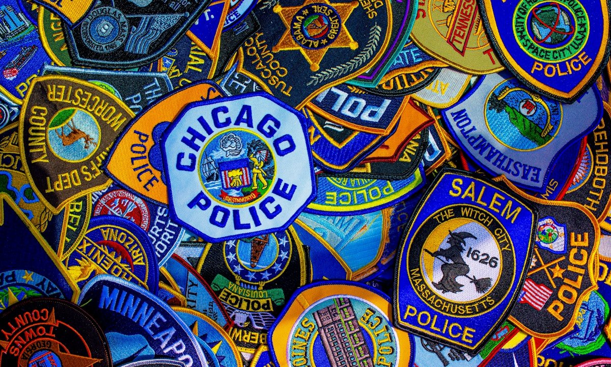 distintivo policial brasileiro simbolizando os concursos policiais de 2026